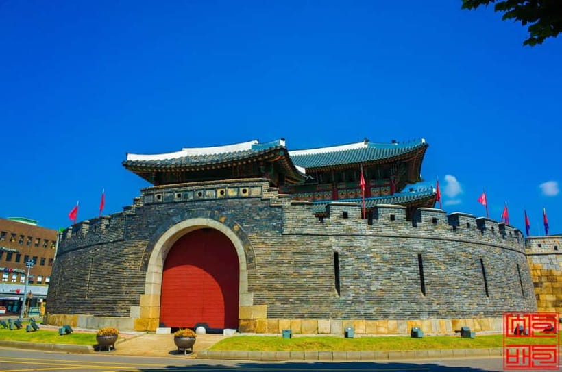 Seoul: Suwon Hwaseong, Folk Village, & Starfield Library - Walking the walls of Suwon Hwaseong