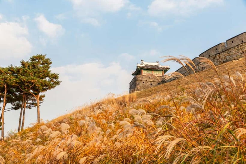 Seoul: Suwon Hwaseong Fortress & Korean Folk Village Tour - Suwon Hwaseong Fortress and the 90-minute wall walk