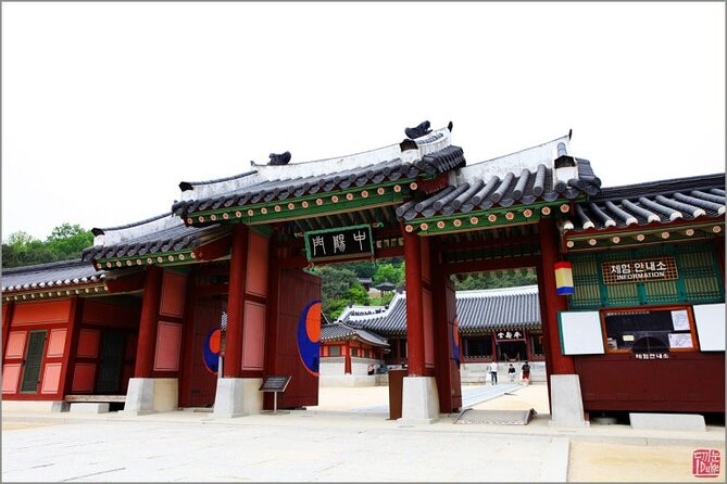 Seoul: Suwon Hwaseong & Waujeongsa & Starfield Heritage Tour - How much walking should you expect?