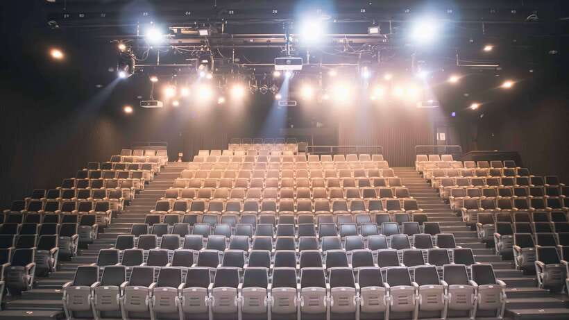 Seoul: The Painters Live Art K-pop Dance Show Ticket - Who will enjoy it most