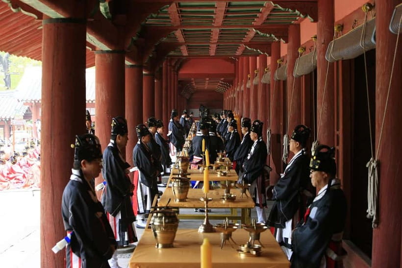 Seoul: UNESCO Sites tour: Palace, Shrine & Bukchon Village - Bukchon Hanok Village and Seoul’s traditional homes