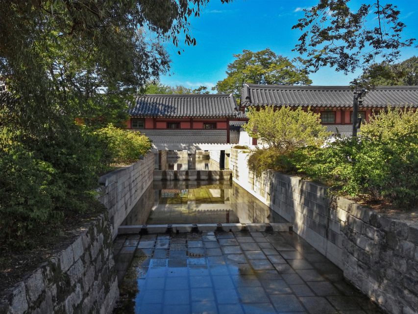 Seoul: UNESCO Sites tour: Palace, Shrine & Bukchon Village - Jongmyo Shrine, where ritual takes center stage