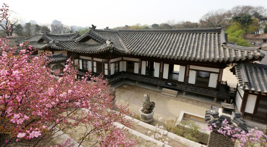Seoul: UNESCO Sites tour: Palace, Shrine & Bukchon Village - Changdeokgung Palace and its garden setting