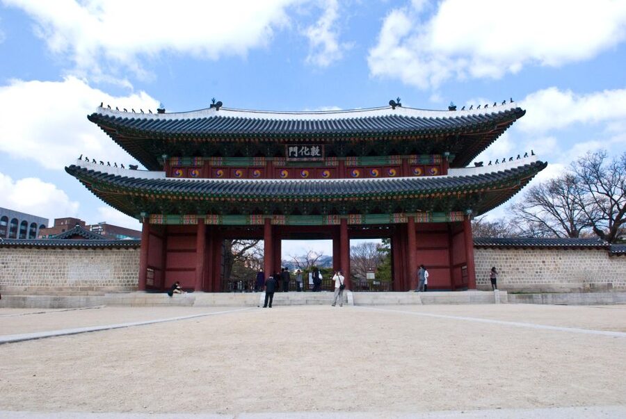 Seoul: UNESCO Sites tour: Palace, Shrine & Bukchon Village - Lunch, ginseng, and the commercial stop