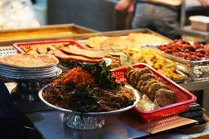 Seoul Vegan & Vegetarian Gwangjang Market Food Tour (11 Tastings) - The first bites: vegetable mandu and Korean market flavors