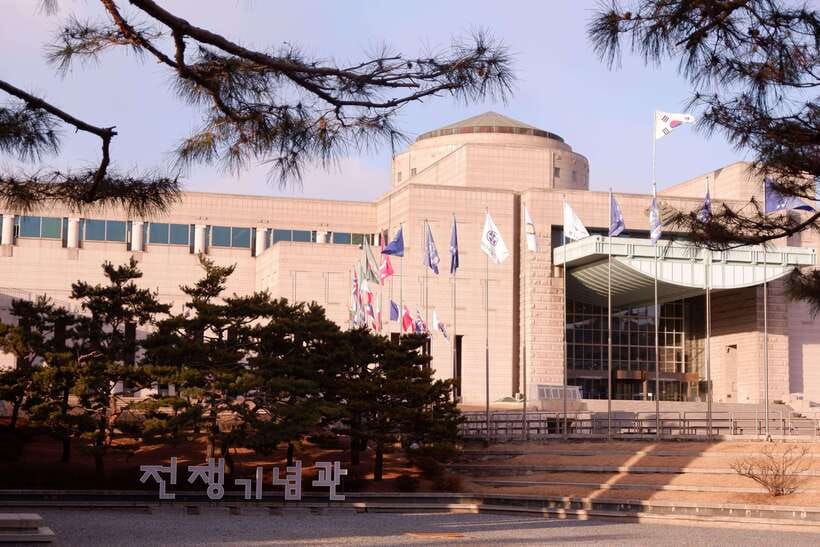 Seoul: War Memorial, Jogyesa Temple & Tapgol Park Tour - Walking, weather, and practical comfort