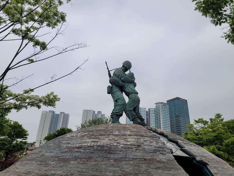 Seoul: War Memorial of Korea Private Guided Museum Tour - Meeting beneath the Statue of Brothers