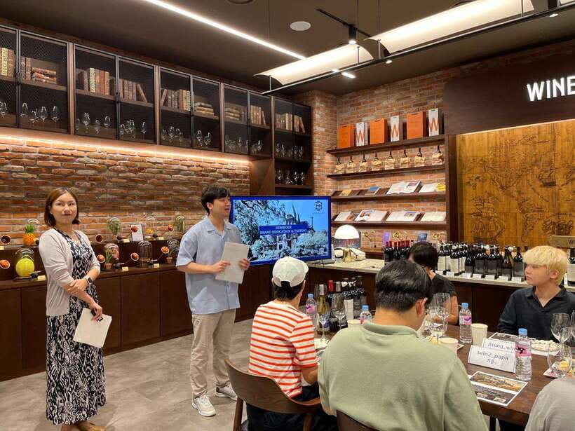 Seoul: Wine & Korean BBQ, Perfect Pairing Dinner in Sinchon - Learning Korean drinking manners at the table