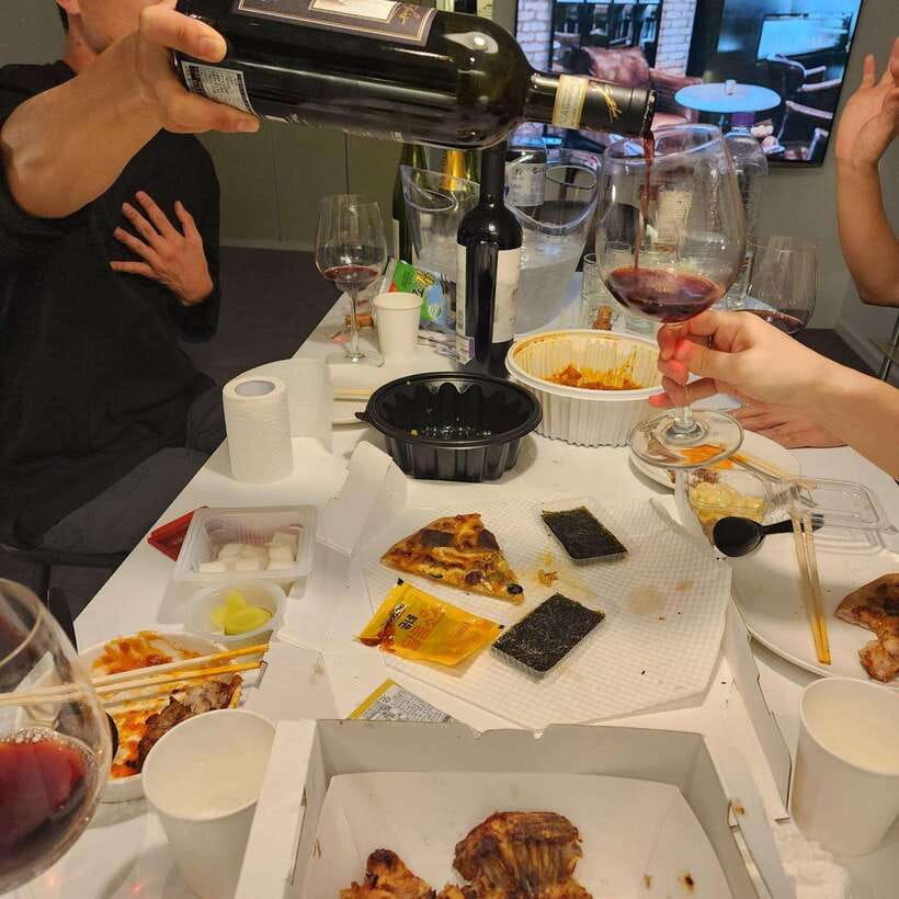 Seoul: Wine & Korean BBQ, Perfect Pairing Dinner in Sinchon - The social side of a 150-minute evening