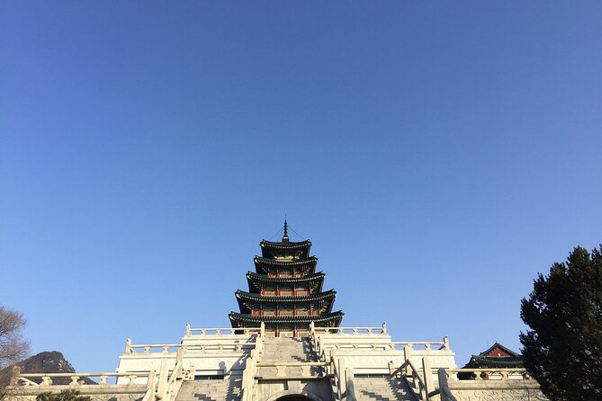 Small-Group Royal Palace and Seoul City Tour (hotel pick-up) - The Blue House and a modern political landmark