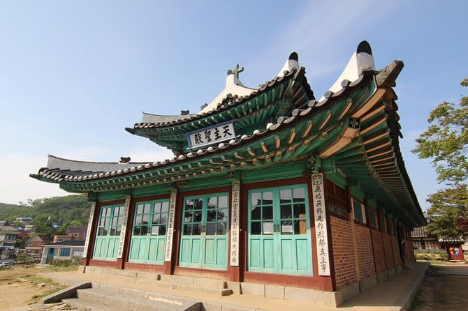 Street photoshoot and Seoul Hidden gem History Walking Tour - Who will enjoy this most?