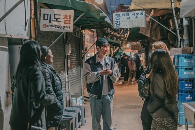 Street photoshoot and Seoul Hidden gem History Walking Tour - Cheonggyecheon and Seun Arcade: two sides of city life