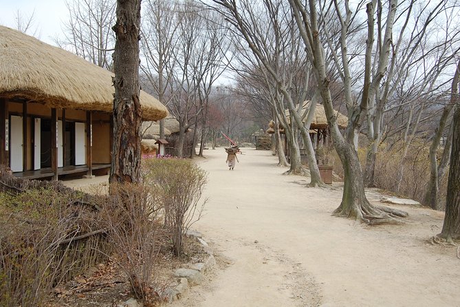 Suwon Hwaseong Fortress and Korean Folk Village Day Tour from Seoul - The ginseng center: useful stop or lost time