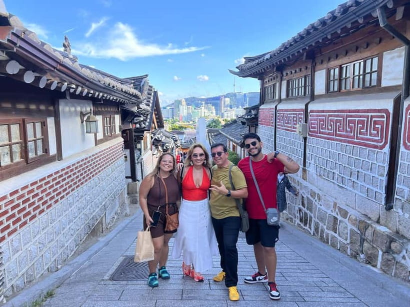 Time Travel in Seoul: Gyeongbokgung, Folk Museum & Bukchon - The National Folk Museum in 30 minutes