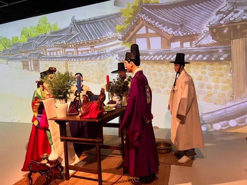 Time Travel in Seoul: Gyeongbokgung, Folk Museum & Bukchon - Mina’s guiding style and the small-group advantage