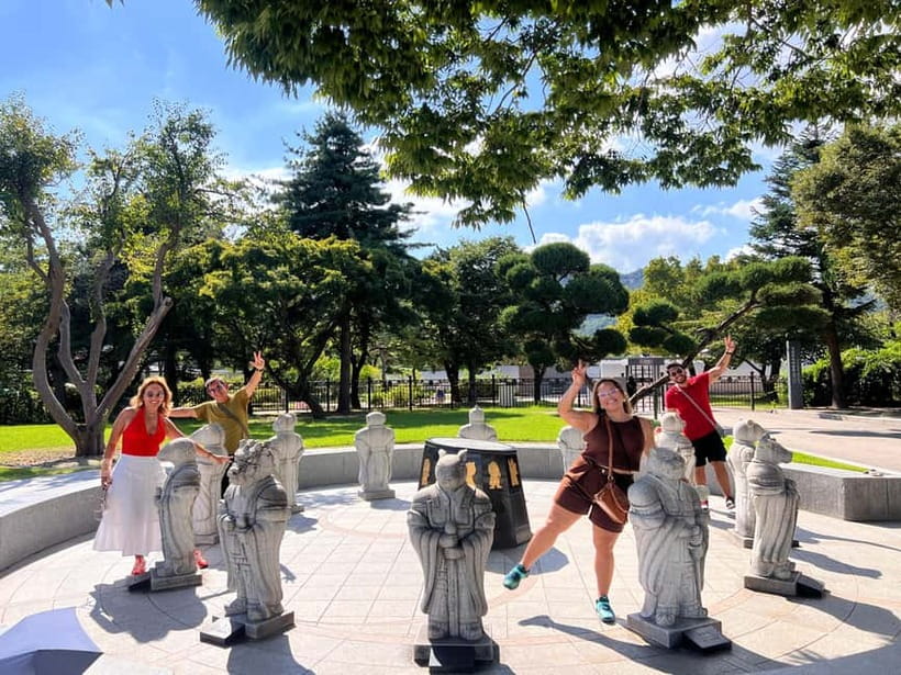 Time Travel in Seoul: Gyeongbokgung, Folk Museum & Bukchon - Gyeongbokgung Palace and the Joseon court