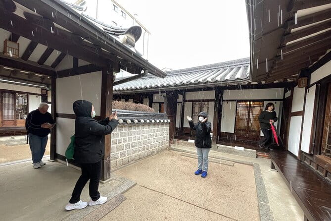 Tour Seoul’s oldest district with a storyteller from Bukchon - Hanoks and the world of the yangban