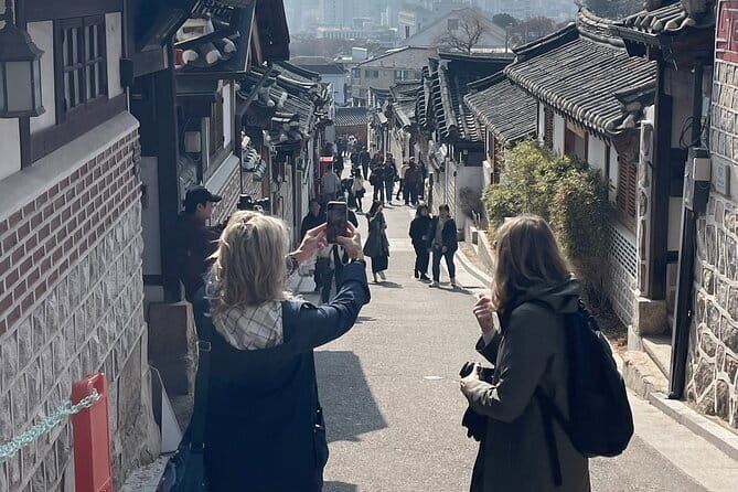 Tour Seoul’s oldest district with a storyteller from Bukchon - Starting at Unhyeongung and a surprising royal succession