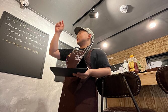 Traditional Soju Class and Makgeolli Tasting in Seoul - Joe’s teaching style and the small group setting