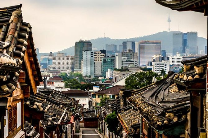 Walking Tour with Gyeongbokgung Palace, Bukchon, Insadong - Moving into Bukchon Hanok Village