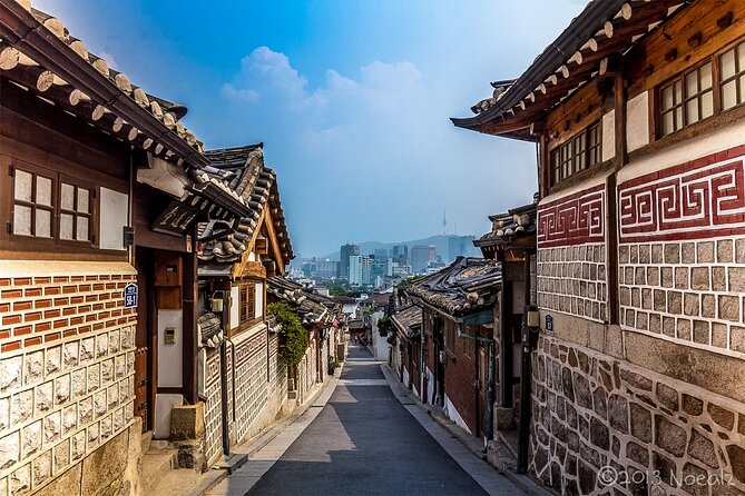 Walking Tour with Gyeongbokgung Palace, Bukchon, Insadong - What the guide adds to the experience